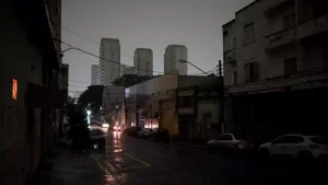 Apagão em SP: 100 mil imóveis continuam sem luz após 5º dia