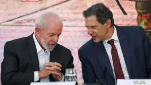 Intelectuais e ex-ministros se unem em manifesto contra cortes de gastos no governo Lula