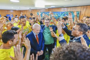 Lula amplia influência sobre bancada evangélica na Câmara e já conta com apoio de 90 deputados